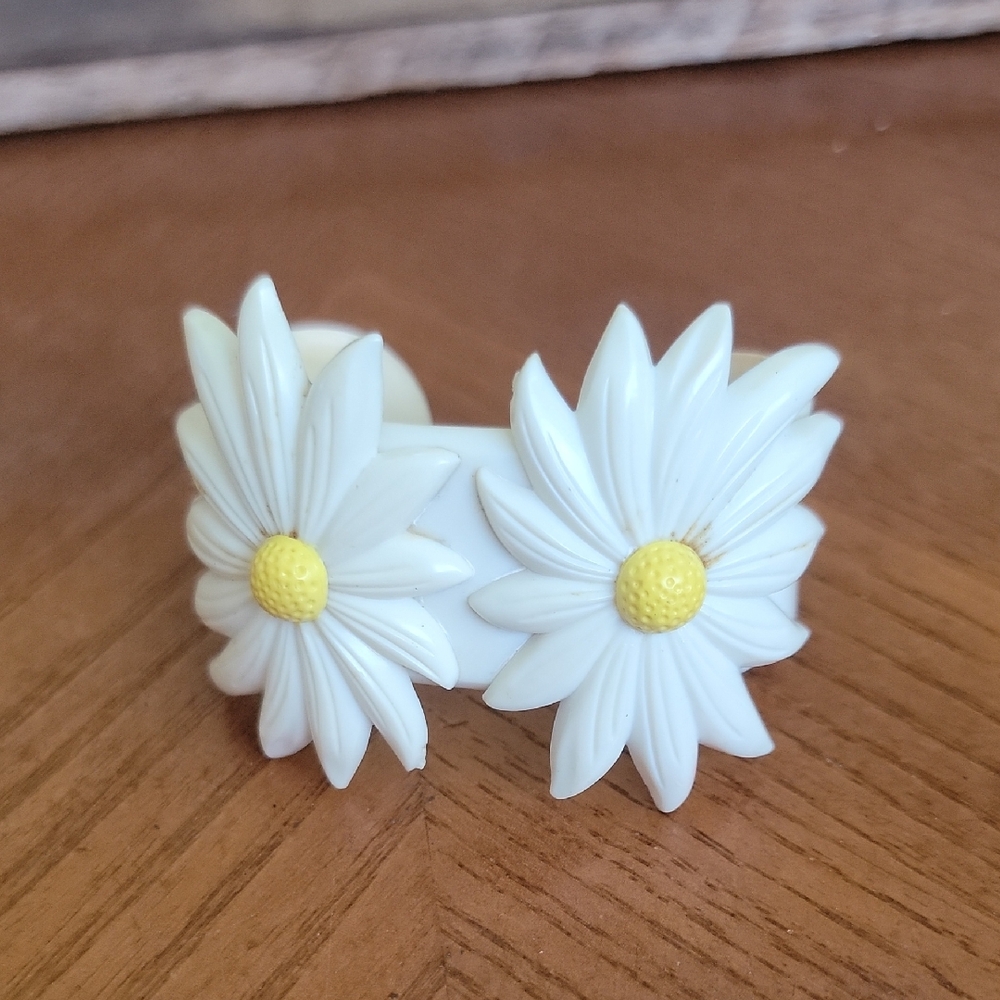 Vintage Hard Plastic White and Yellow Daisy Cuff Bracelet